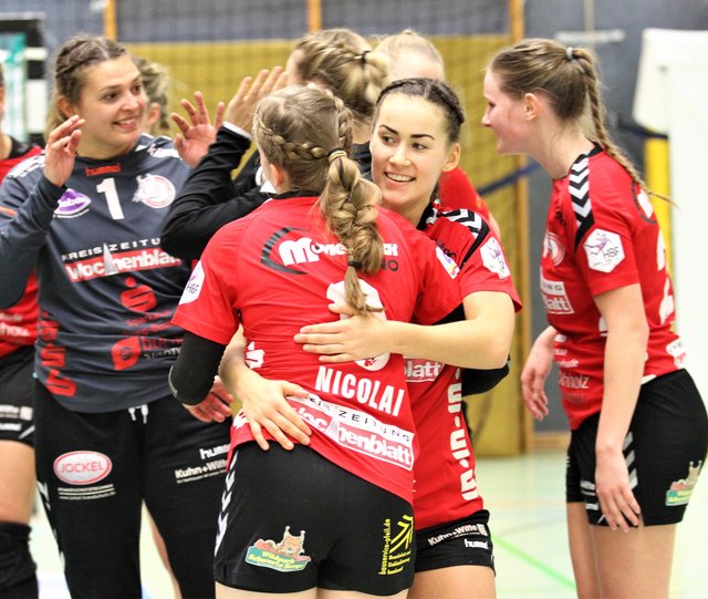 Großer Jubel im Luchseteam nach dem Schlusspfiff in der Nordheidehalle