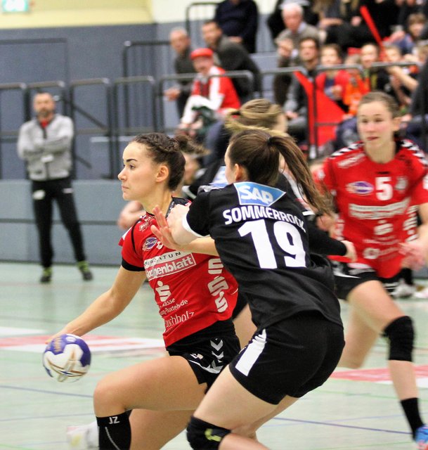 Zeliha Puls (li.) behauptet den Ball gegen Sophia Somerrock von den Gäste