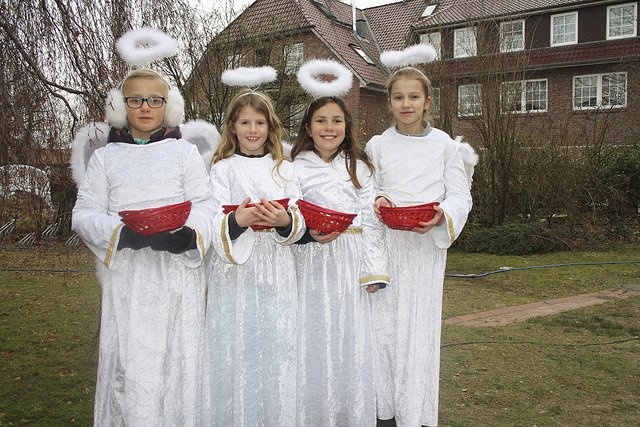 Verkauften "Nenndorfer Schutzengel": 
(v. li.) Emily, Lenja, Stine und Pia