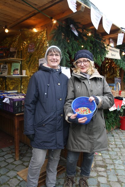 Im Einsatz für die Gemeindebücherei: Leiterin Astrid Beel-Mithoff (re.) und Helga Gerdau