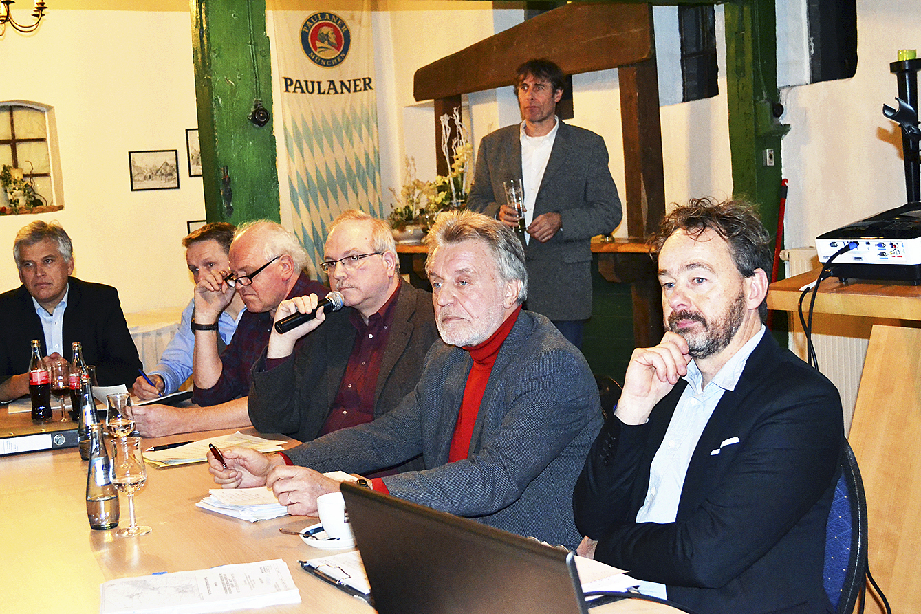 Auf dem Podium, u.a. (v. re.): Stadtplaner Karsten Schwormstede, Bürgermeister Reinhard Kolkmann, Frank Sameluck und Hans-Werner Sasse von der Abfallwirtschaft des Landkreises sowie dahinter stehend: Claus Bohling von der
Industrieberatung Umwelt Fotos: bim