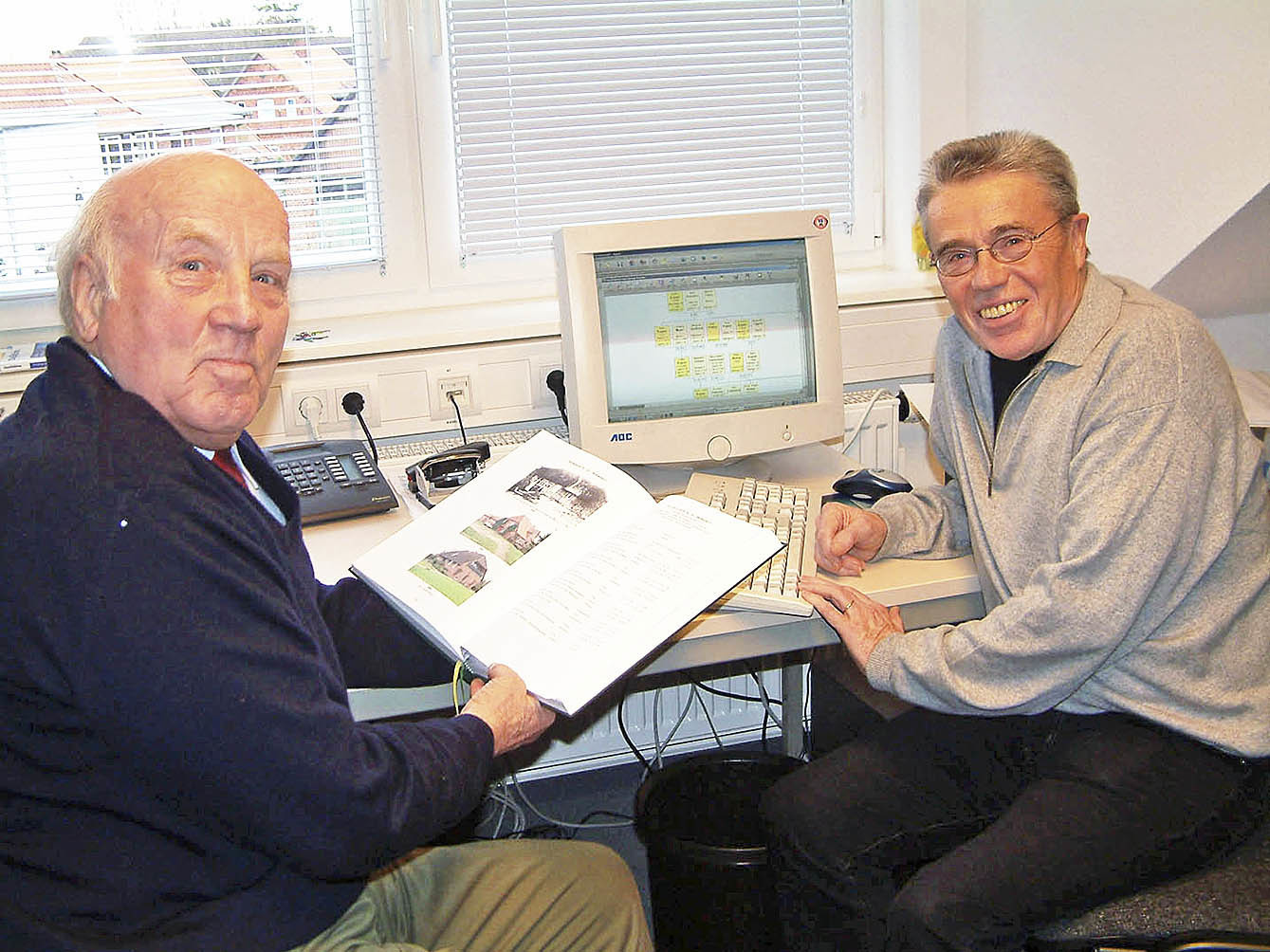 Im Rathaus: die Archivare Dr. Friedrich Wilhelm Reineke (li.) und Hans Dieter Müller Foto: Samtgemeinde Salzhausen