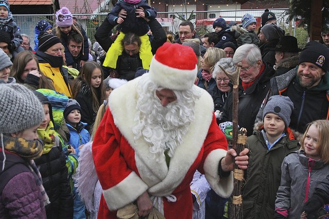 Die Ankunft des Weihnachtsmanns wurde von 
vielen kleinen und großen Gästen sehnsüchtig erwartet