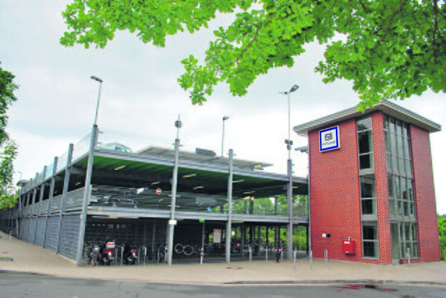 Das Parkhaus am Tostedter Bahnhof könnte um ein Stockwerk erhöht werden