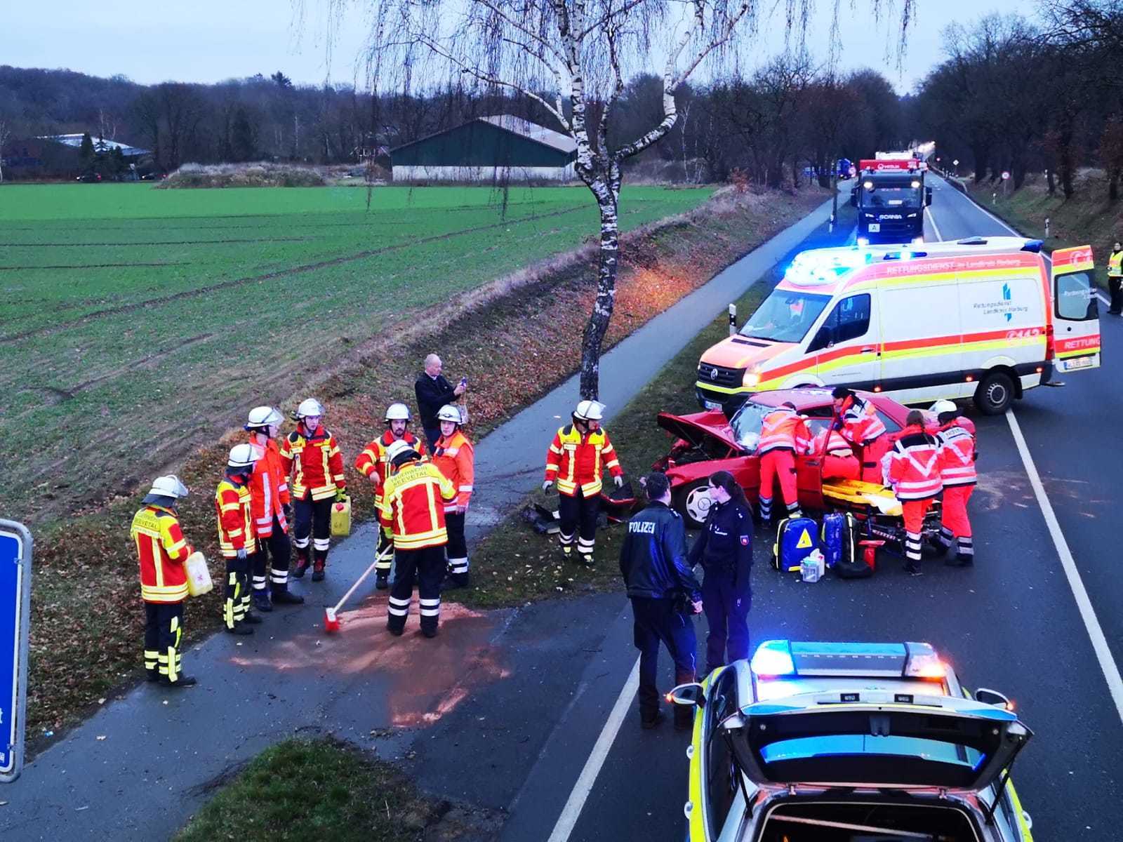 Rettungskräfte kümmerten sich um die verletzte und eingeklemmte Pkw-Fahrerin