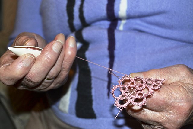 Für die Handarbeitstechnik Occhi, auch Schiffchenarbeit genannt, braucht man Geduld und ein ruhiges Handchen