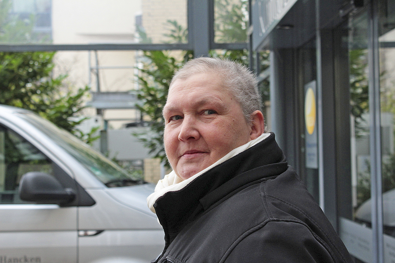 Brustkrebs-Patientin Iris Brehm vor der Klinik Dr. Hancken: Im neuen Jahr beginnt dort die Strahlentherapie Foto: tp