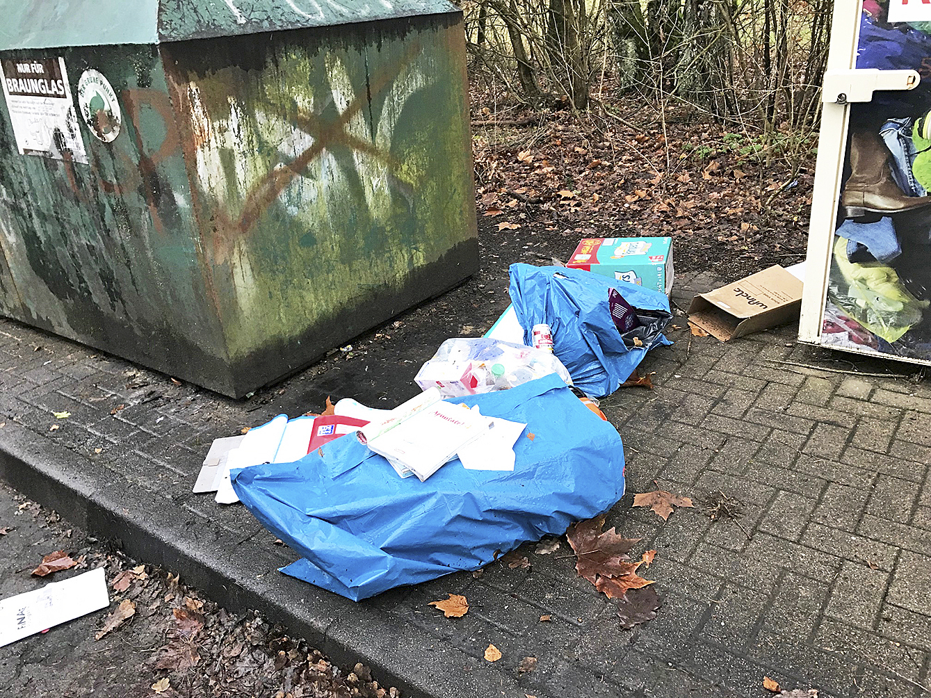 Am Containerplatz Seppenser Mühlenweg/Lohbergenstraße
entsorgten Unbekannte einfach ihren Müll