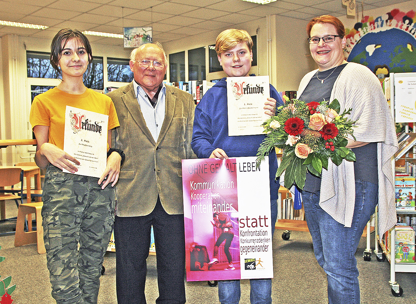 Siegerehrung (v. li.): Madlen Vita, Dr. Theo Fründt vom Verein "Gewalt überwinden", Matti Westermann und Kunstlehrerin Wiebke Müller Foto: Verein Gewalt überwinden e.V.