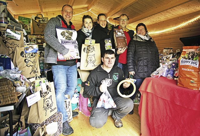 Futterhaus- und Tierheim-Team bei der Spendenübergabe (v. li.):
Ron Künitz, Denise Ermisch, Melanie Neumann, Norbert Pulla und
Anke Kressin-Pulla sowie vorne: Marenglen Pisha