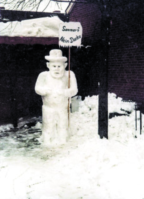 Manche Kreisbewohner trotzten dem harten Winter mit Humor | Foto: Erler