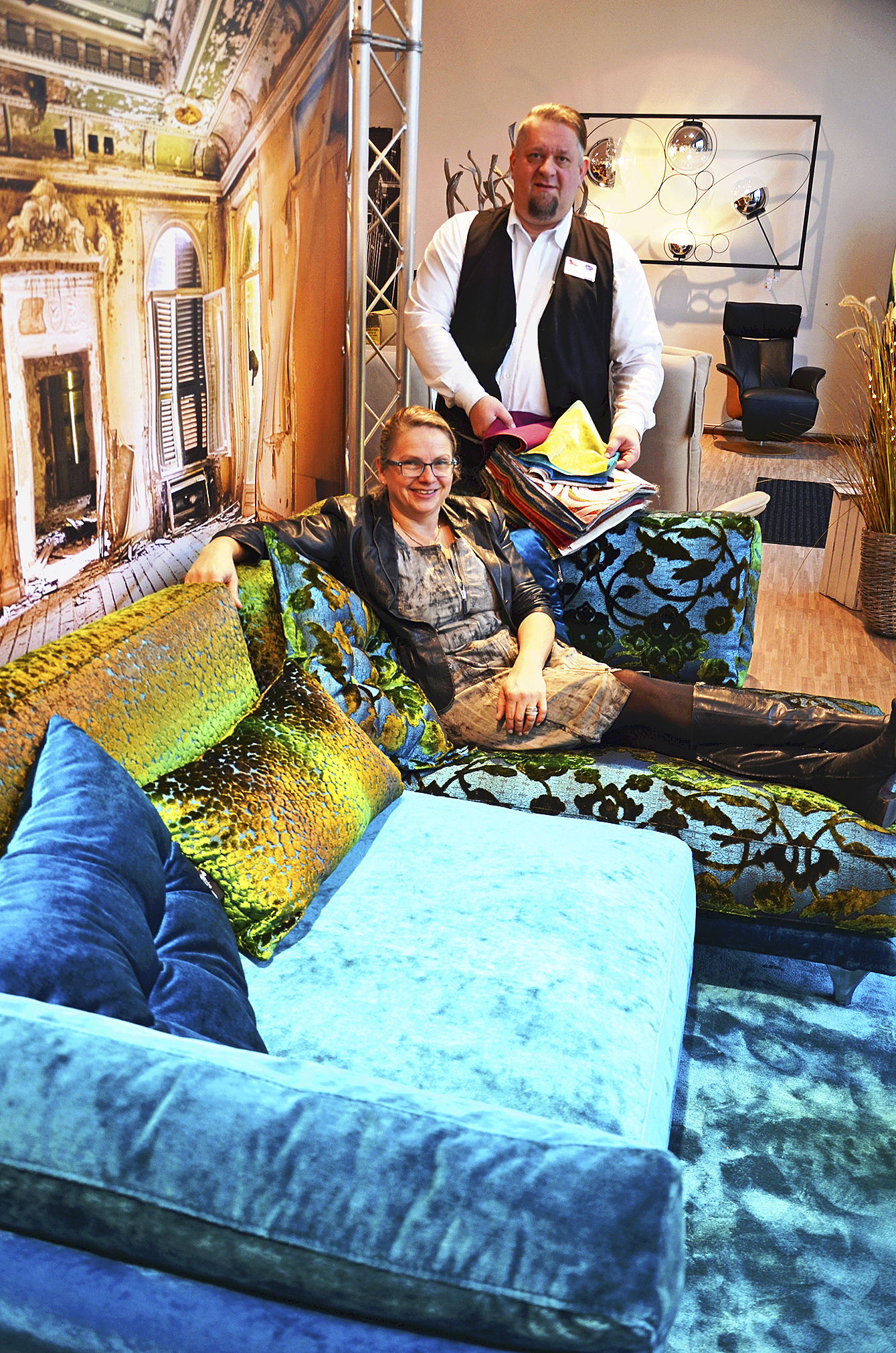 Im Fachgeschäft "Die Sesselei" weisen Angelika Heise und Peter Voigt auf die Designer-Sitzmöbel hin