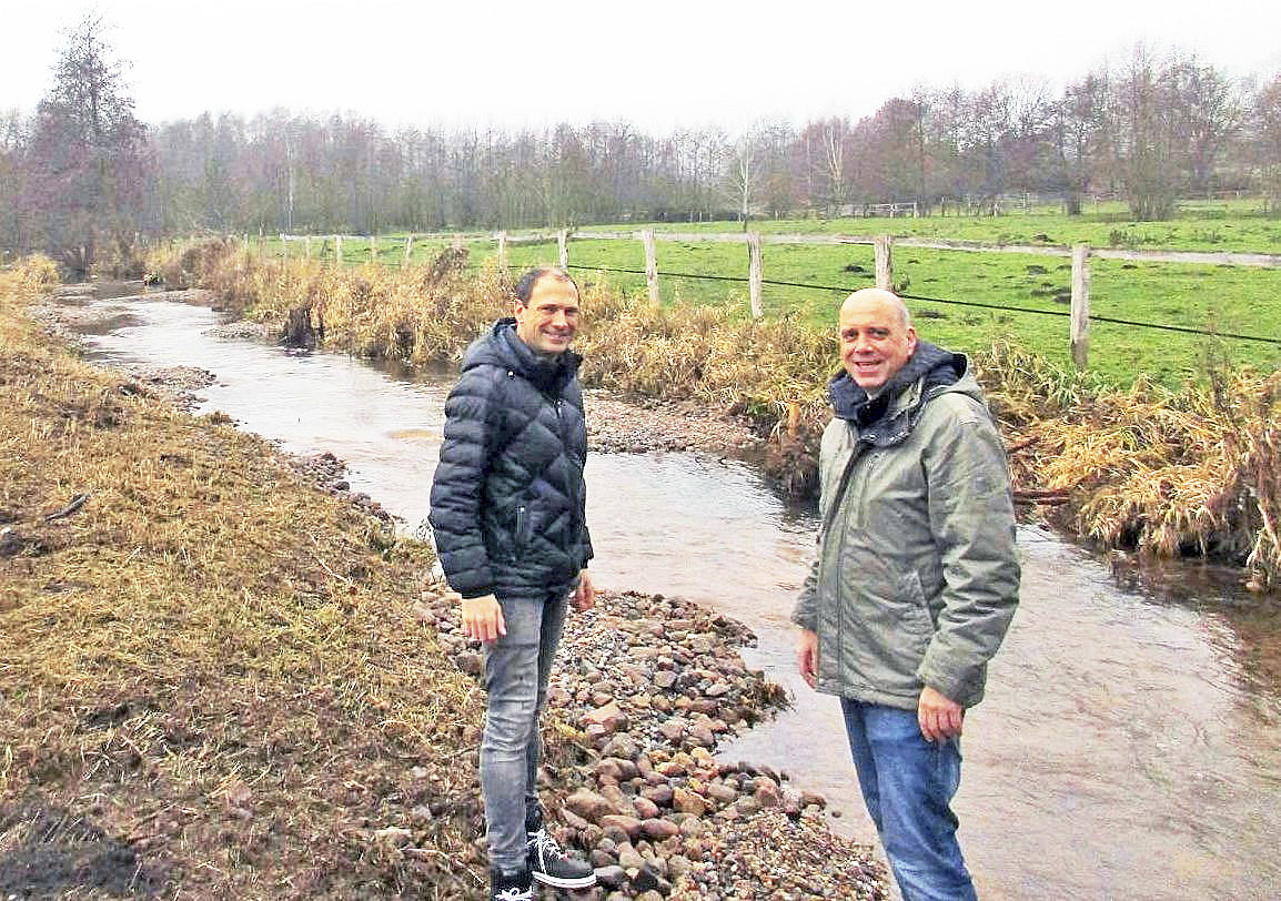 Am renaturierten Aubach bei Wulfsen: André Francois (li.) vom Landkreis Harburg und
Matthias Nickel vom Kreisverband der Wasser- und Bodenverbände Harburg Foto: Landkreis Harburg