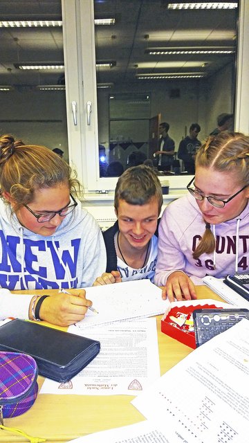 Beim Tüfteln (v. li.): Maja Schönwälder, Thies Ketzenberg und Finnja Buchholz