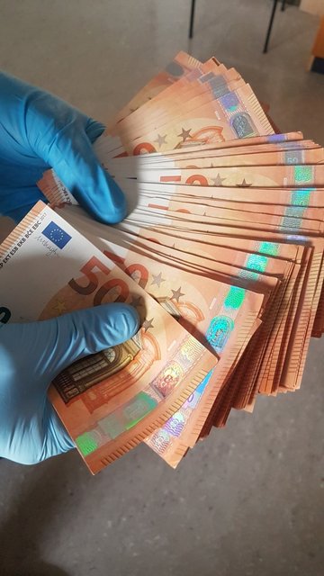 Den Kaufpreis von 9.500 Euro beglichen die Betrüger mit diesen gefälschten 50-Euro-Scheinen