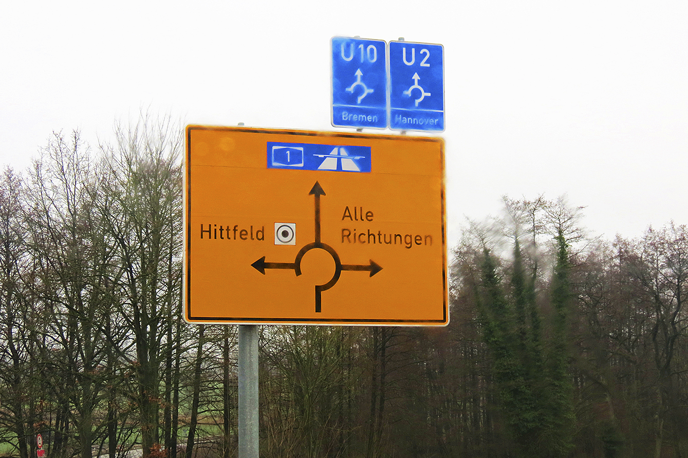 Das Schild leitet Autofahrer aus Richtung Hamburg-Harburg nicht auf die Westumfahrung, sondern durch Hittfeld hin zur Autobahn 1