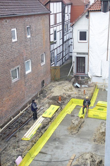 Hier entsteht der Neubau. Die Gründung ist inzwischen fertig