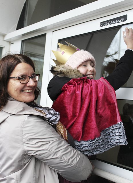 Mit Hilfe von Christiane Kurrig bringt Alina Grischkow (rechts) den Segensspruch an der Tür an