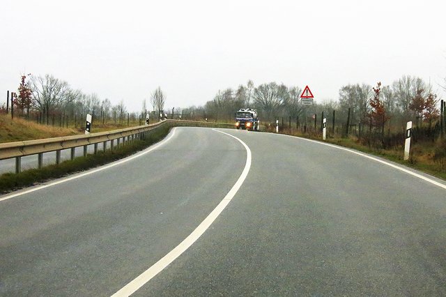 Ein einzelner Laster nähert sich: Die Westumfahrung Hittfeld am Montagmittag Fotos: ts