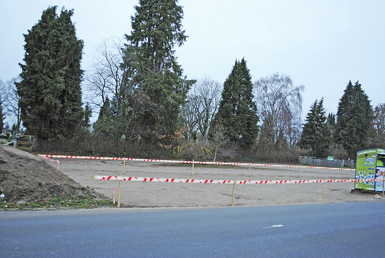 Auf dem Friedhofs-Parkplatz ist alles bereit: Hier sollen die Stellflächen für die Pkw der Aldi-Mitarbeiter angelegt werden Foto: ce