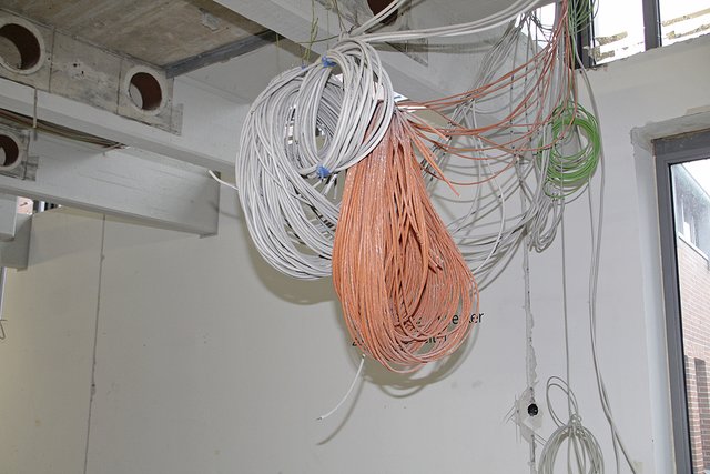 Keine zeitgenössische Kunst - Kabelrollen im Altbau