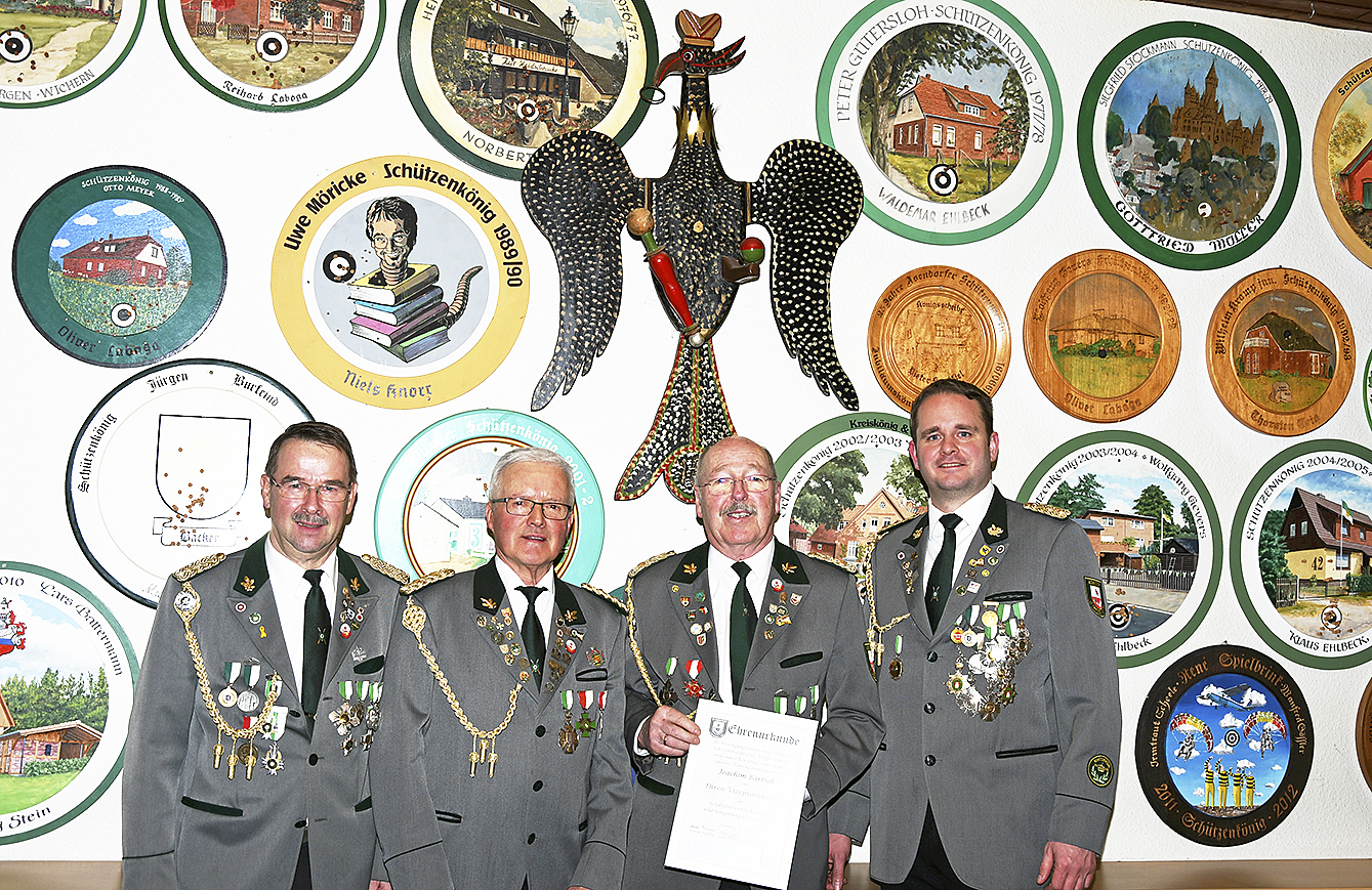 Joachim Bartsch (2. v. re.) wurde zum Vize-Ehrenpräsidenten ernannt. Die ersten Gratulanten waren Peter Lohmann
(Kassenwart, v. li.), Arnold Bisping (Ehrenpräsident) und
Präsident Lars Battermann