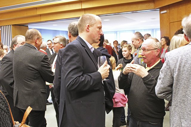 SPD-Fraktionschef Tobias Handtke im Dialog mit einem Bürger