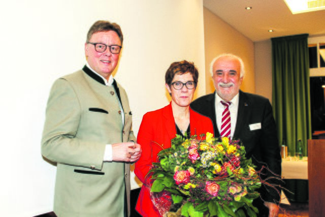 Blumen zum Abschied (v. li.). Michael Grosse-Brömer, Annegret Kramp-Karrenbauer und  Necdet Savural