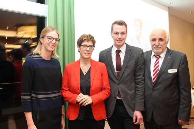 Perfekte Gastgeber: Die Geschwister Nele (li.) und Sven (3. v. li.) Dierksen sorgten in ihrem Hotel Sellhorn für das perfekte Umfeld für Annegret Kramp-Karrenbauer und  Necdet Savural
