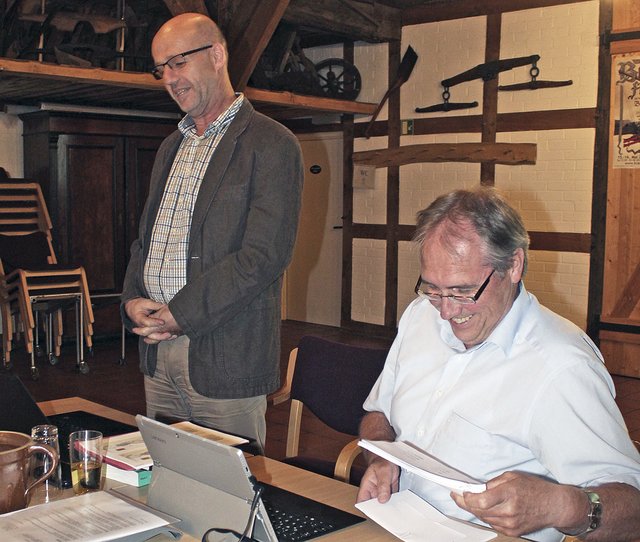 Zwischen ihnen stimmte auch der Humor: Beckdorfs Bürgermeister Jan Gold (li.) und Ex-Samtgemeinde-Bürgermeister Peter Sommer
