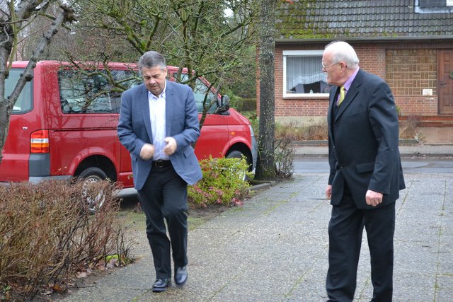 Hanstedts SPD-Ortsvereinsvorsitzender Dr. Manfred Lohr geleitete Festredner Sigmar Gabriel ins Marxener Dorfgemeinschaftshaus