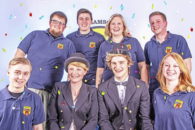 Der Vorstand des Faslamsclubs mit den "Eltern": (hi., v. li.) Beisitzer Lukas Ben Kabbe, 2. Vorsitzender Julius Fachet, 1. Vorsitzende Carolin Putensen und Schriftführer Carl Diedrich sowie (vorne, v. li.) Beisitzer Hannes Martina, "Vadder" Brenda Müller-Lampertz, "Mudder" Tom Lennart Niemeyer und Kassenwartin Lena Hornbostel | Foto: Studio i24 Salzhausen