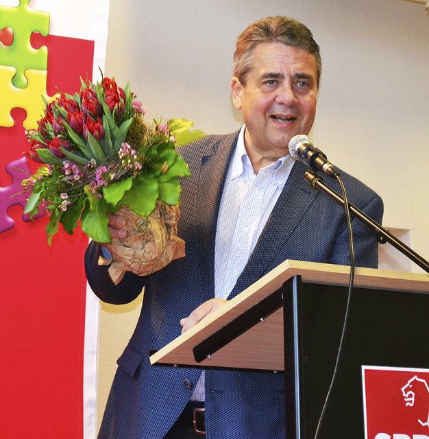 Zum Dank für die Rede gab's einen Blumenstrauß, mit dem Sigmar Gabriel seine Frau überraschte