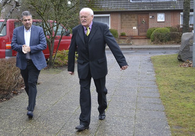 Hanstedts SPD-Ortsvereinsvorsitzender Dr. Manfred Lohr geleitete Festredner Sigmar Gabriel ins Marxener Dorfgemeinschaftshaus