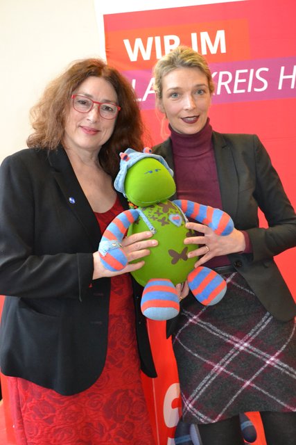 Die ehemalige Bundestagsabgeordnete Monika Griefahn (li.) und Bundestagsabgeordnete Svenja Stadler mit einer mapapu (Mama-Papa-Puppe)