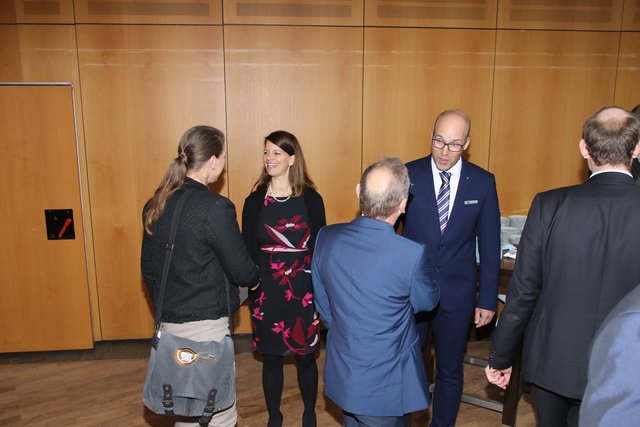 Hauptgeschäftsführerin Maike Bielfeldt und IHK-Vize Lutz Machulez-Hellberg begrüßten ca. 900 Gäste