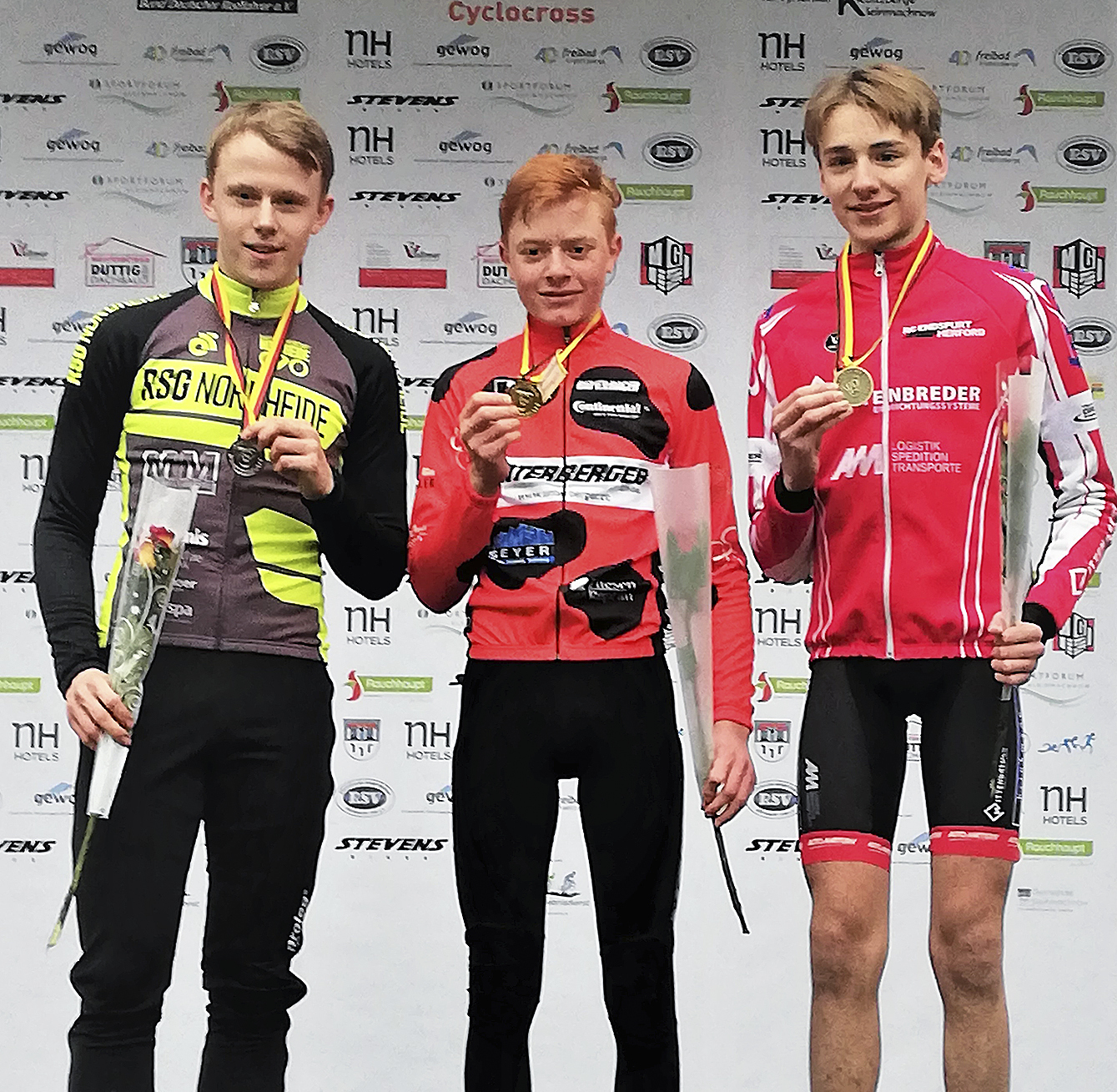 Siegerehrung nach dem U17-Rennen (v.l.): Ben Laatsch (RSG Nordheide) auf Platz zwei, Benjamin Krüger (Platz eins), und Ben Hagedorn (Platz drei)
