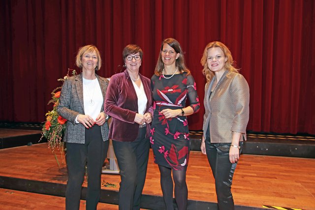 Geballte Frauenpower beim IHK-Neujahrsempfang in Stade (v.li.): Die Bürgermeisterinnen von Stade und Buxtehude, Silvia Nieber und Katja Oldenburg-Schmidt, IHK-Hauptgeschäftsführerin Maike Bielfeldt und Stadeum-Chefin Silvia Stolz stellen sich auf der Bühne dem Fotografen. Die vier Powerfrauen haben ihren Jobs das Sagen und wissen, wovon sie sprechen. Doch auf dem Empfang kam keine von ihnen zu Wort. Dort sind die Ansprachen nach wie vor reine Männersache