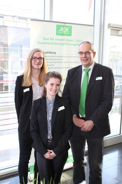 Stellen den Beruf des Sozialversicherungsfachangestellten vor (v. re.): Ausbildungsleiter Matthias Hahn von der AOK mit seinen Auszubildenden Julia Kößler und Johanna Schledemann