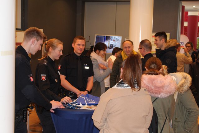 Die Polizei im informativen Einsatz