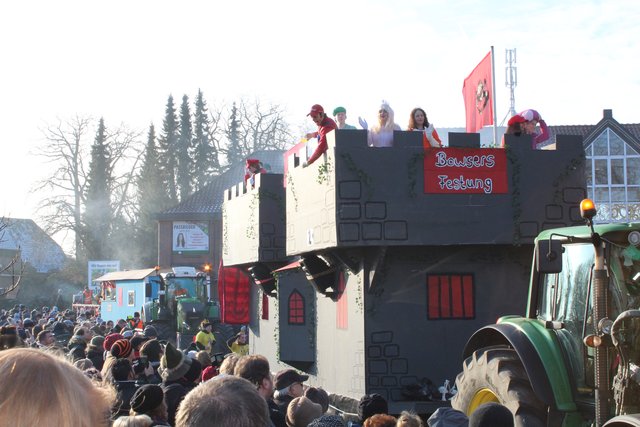 Reiste mit einer Burg zum Umzug an: die Dorfjugend Quarrendorf