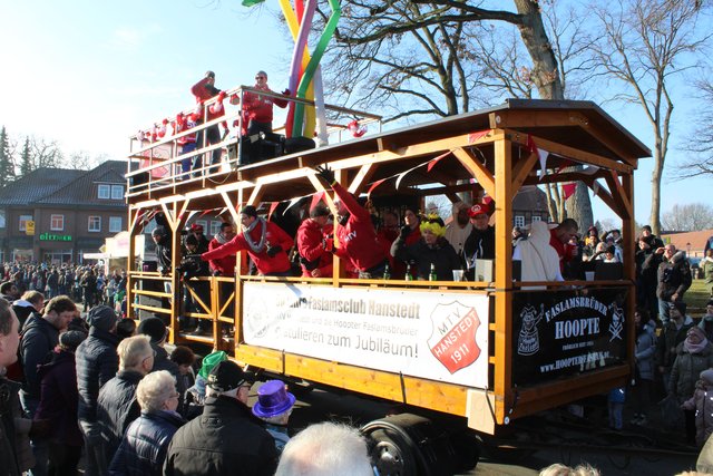 Glückwunsch auf Rädern: Der MTV Hanstedt und die Faslamsbrüder Hoopte gratulierten dem Faslamsclub Hanstedt zum "50-Jährigen"