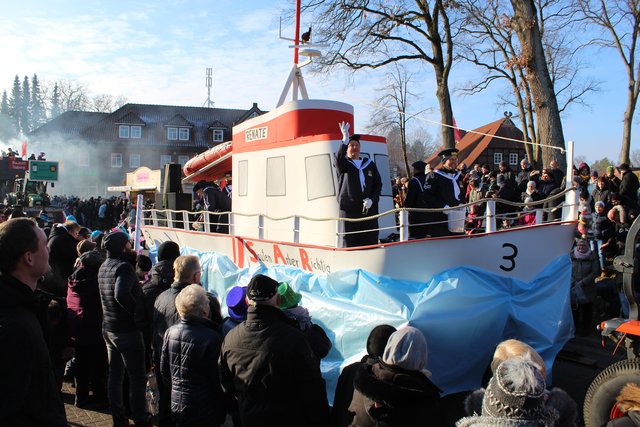 In närrischer Mission unterwegs: der Faslams-Rettungskreuzer "Renate"