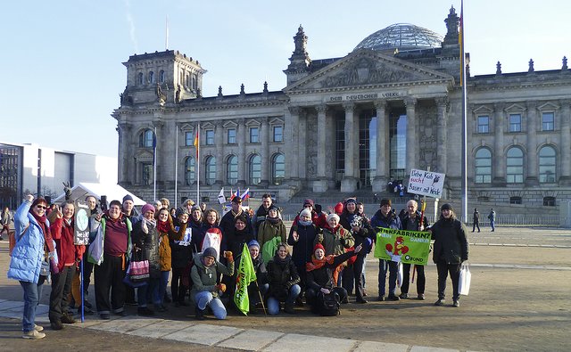 Die Demonstranten aus der Nordheide vor dem Reichstag in Berlin | Foto: Herbert Maliers