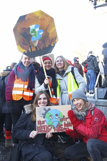 Enrike, Laura und Emma (oben, v.li.) fordern gemeinsam mit Rike und Annalena (unten, v.li.) eine saubere Umwelt
