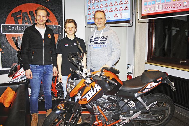Fahrschulinhaber Christian Grau (v.li.) mit Philipp Freitag und Tom Dick weisen auf das besondere Training hin | Foto: os