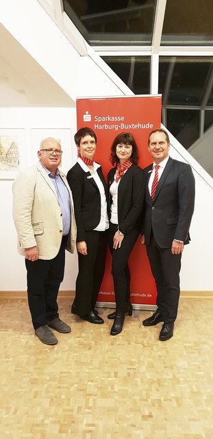 Seit 19 Jahren Hand in Hand für den Laufpass "Heidjer Cup": (v. li.) Martin R. Roesnick (WOCHENBLATT-Verlag), Tanja Bürger, Kristina Dombrowski und Ralf Böer (alle Sparkasse Harburg-Buxtehude)