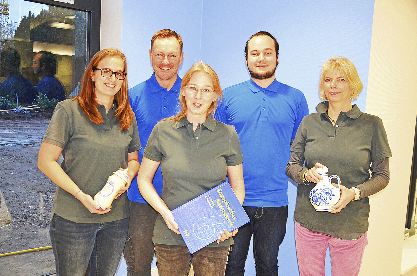 Das Team der Hecht-Apotheke (v.li.): Apothekerin Cordula Hecht, Apotheker Armin Hecht, Jessica Piegursch, Dennis Grljusic und Claudia Giffey