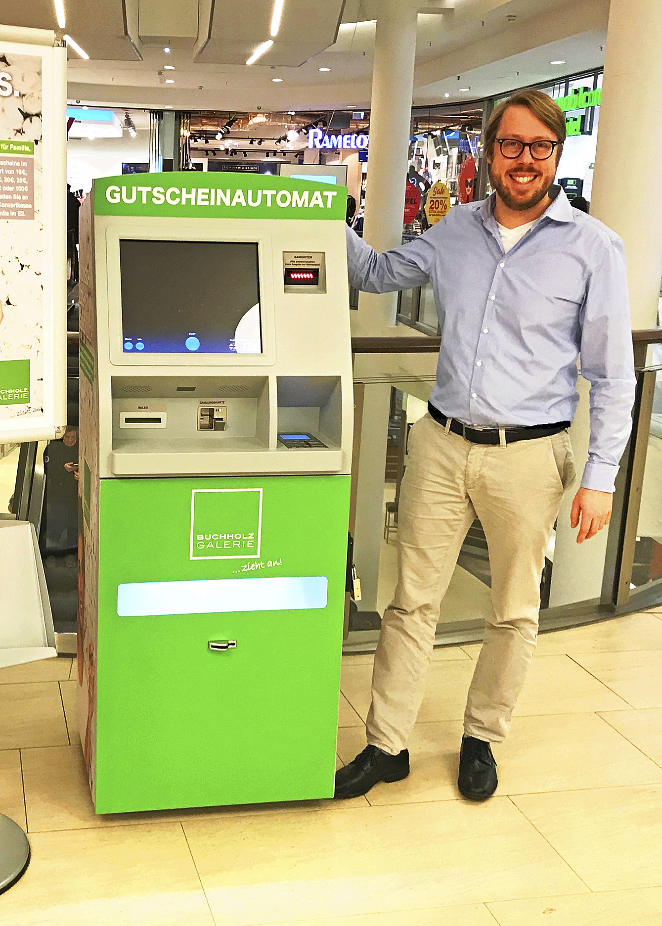 Centermanager Lorenz Körbelin empfiehlt den neuen Automaten für Gutscheine