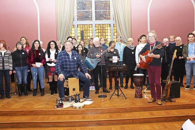 Der integrative Chor "frisch gemischt" unter der Leitung von Harald Winter (vorne re. an der Gitarre) begeisterte die Gäste des Neujahrsempfangs im Stader Rathaus Fotos: lt